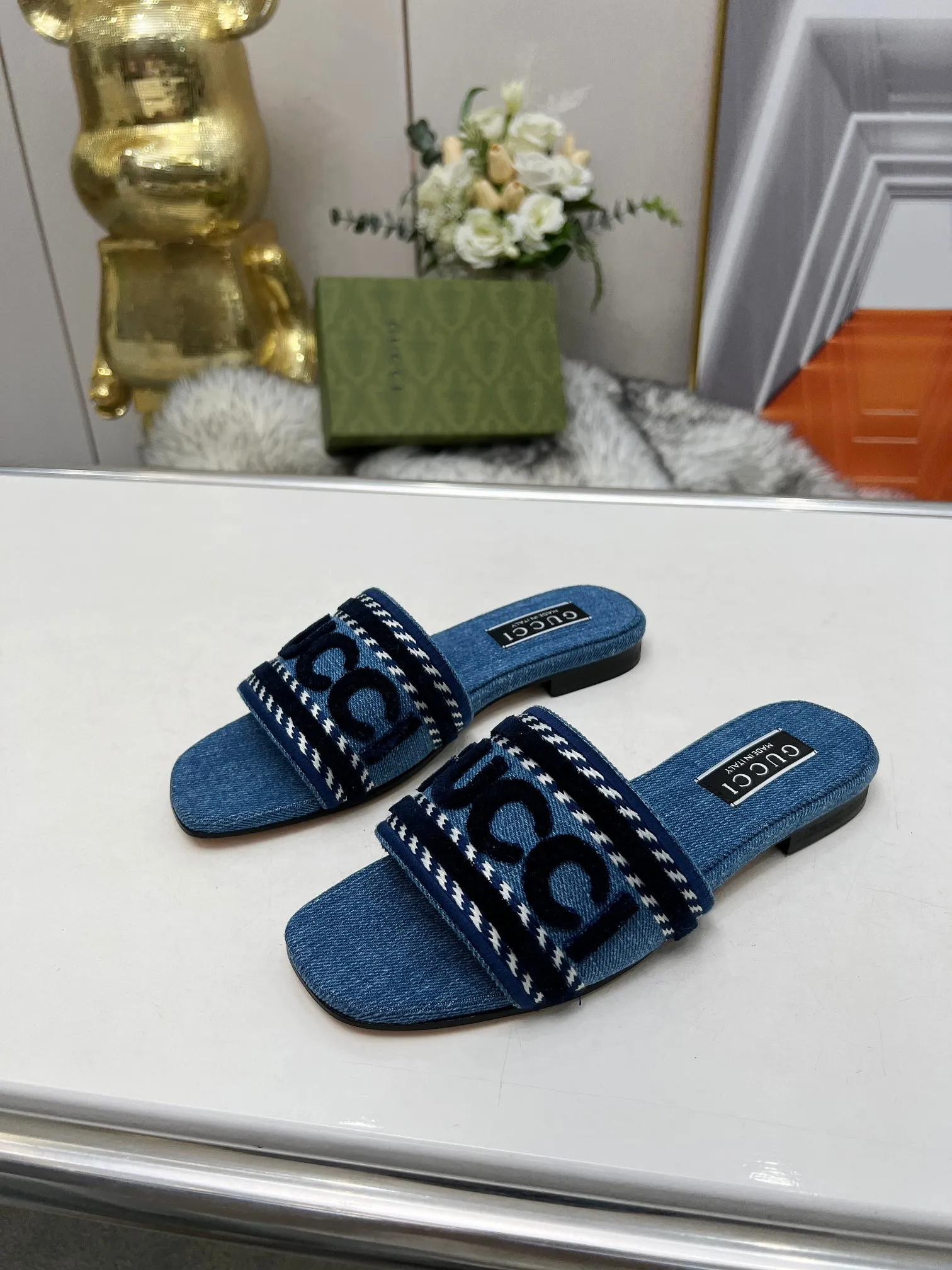 👟👟Ex-factory price 340👟👟 Genuine leather sole 200 Gucci 2024/Spring and summer new electric embroidery flat slippers hot style online —————————————— Perfect interpretation! The original development supports any comparison in the market! Carefully crafted materials! Months in the making! The pattern is extremely beautiful! Unique charm. The fabric is made from the original one-to-one ratio! Flash sale market free version! The thorn lines and three-dimensional effect are full! High-end and high-end Factory No.: 828-16 ꫛꫀꪝ Go➫ Materials: ❶ Upper: Electric embroidery environmentally friendly washed denim fabric ❷ Feet: imported sheepskin, lining sheepskin. ❸Outsole! Original Italian leather outsole ➕ Rubber outsole ........................................ ♡Size: 35-44 ♡Colour: 1cm